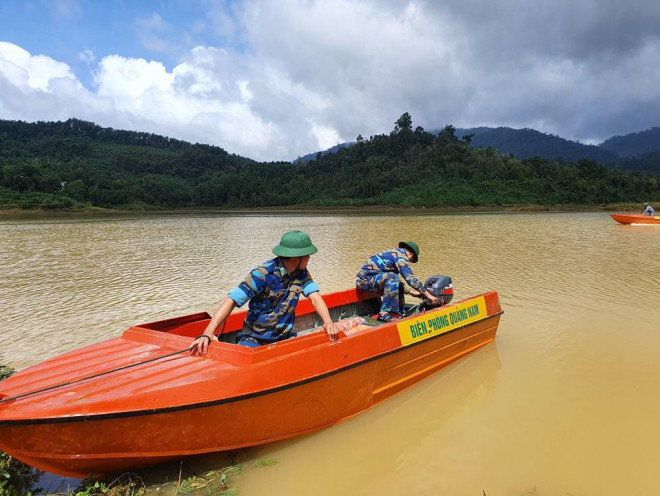 Lực lượng chức năng đang triển khai tìm kiếm nạn các nhân mất tích còn lại trên sông Tranh.