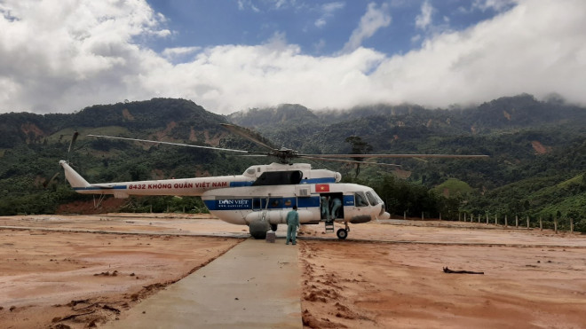 Trực thăng Mi17 của Sư đoàn Không quân 372 xuất phát sáng nay (1/11) từ Đà Nẵng mang theo 2 tấn lương thực tiếp tế cho người dân xã Phước Lộc (huyện Phước Sơn, Quảng Nam) đang bị cô lập sau vụ sạt lở làm 5 người chết, 8 người đang mất tích. Ảnh: Đình Thiên