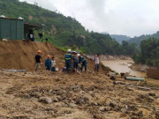 Tin tức trong ngày - Dùng ròng rọc đưa 167 công nhân thủy điện Đăk Mi 2 bị cô lập ra ngoài