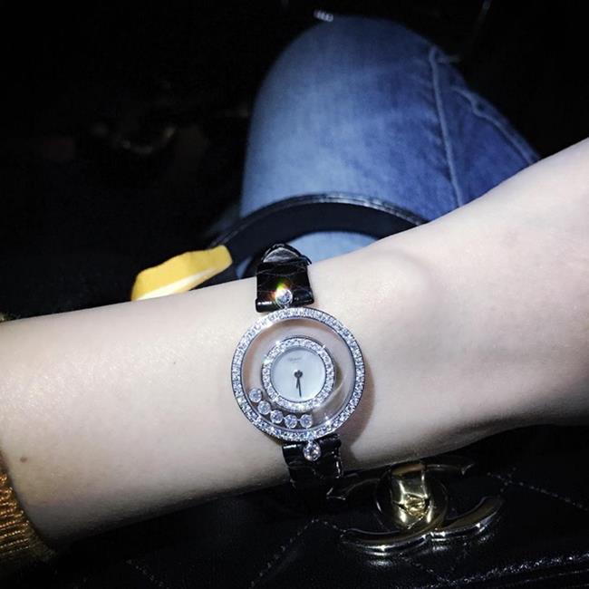 Năm 2017, Công Vinh dành tặng vợ chiếc đồng hồ kim cương đắt giá nhân dịp kỷ niệm 9 năm bên nhau. Chỉ nhìn qua cũng đủ biết chiếc đồng hồ này giá trị đến mức nào.
