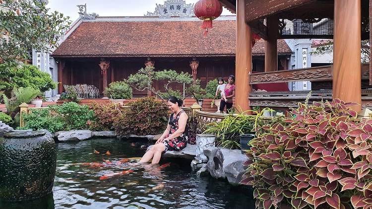 Choáng ngợp những căn biệt thự của đại gia Việt có bể cá Koi tiền tỷ - 13