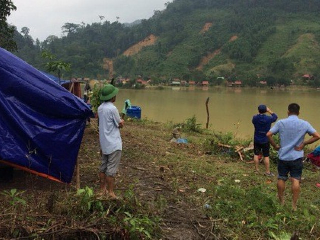 Quảng Bình: Núi lở, nước lũ vào nhà, bộ đội giúp dân dựng lều trên đồi tránh trú