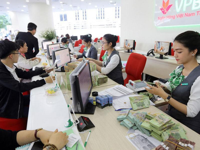 Gửi tiết kiệm vào ngân hàng an toàn nhưng mức sinh lời ở thời điểm này thấp. Ảnh: TL