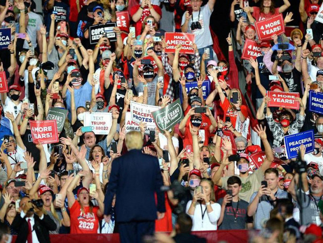 Tổng thống Donald Trump trong cuộc vận động tranh cử ở bang North Carolina ngày 24-10. Ảnh: REUTERS