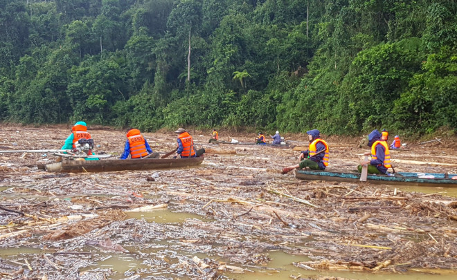 Sau gần 5 ngày huy động lực lượng tìm kiếm thi thể các nạn nhân mất tích trong vụ lở núi kinh hoàng xảy ra ở thôn 1 xã Trà Leng (Nam Trà My, Quảng Nam), lực lượng cứu hộ cứu nạn đã mở rộng phạm vi tìm kiếm tại 200 ha khu vực sông Leng và lòng hồ thuỷ điện Sông Tranh 2. Tuy nhiên, đến sáng ngày 2/11 vẫn chưa tìm thấy thêm thi thể nào. Hiện còn 14 người dân đang mất tích chưa tìm thấy.&nbsp;