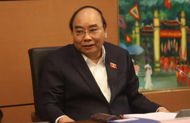 Thủ tướng Nguyễn Xuân Phúc trao đổi với các đại biểu Quốc hội tại buổi thảo luận tổ