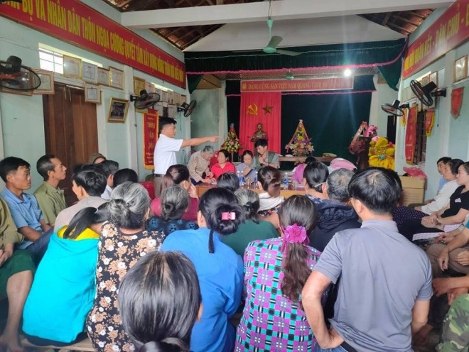 Tại thôn Ngọa Cương, xã Cảnh Hóa, chính quyền thôn cũng vừa trả lại 413 triệu đồng cho người dân. Số tiền này được thu lại từ 69 hộ dân do ca sĩ Thủy Tiên cùng đoàn hỗ trợ