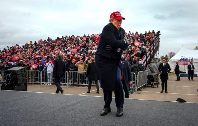Tổng thống Donald Trump đùa về thời tiết lạnh khi đến vận động ở bang Michigan ngày 1-11. Ảnh: Doug Mills/THE NEW YORK TIMES