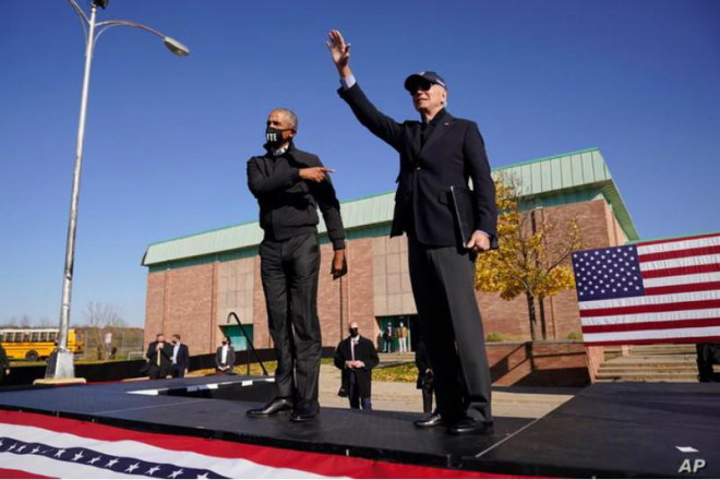 Cựu Tổng thống Barack Obama (trái) và cựu Phó Tổng thống Joe Biden gặp người ủng hộ ở bang Michigan ngày 31-10. Ảnh: AP