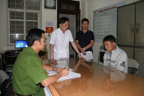 Đại tá Trần Quốc Huy, Phó Giám đốc - Thủ trưởng Cơ quan CSĐT Công an tỉnh Lào Cai trực tiếp hỏi cung Lý Láo Lủ.
