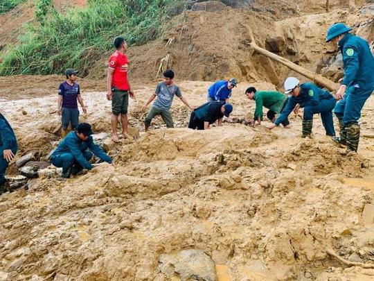 Lực lượng chức năng tìm kiếm được 1 thi thể cháu bé tại hiện trường vụ sạt lở ở xã Phước Lộc