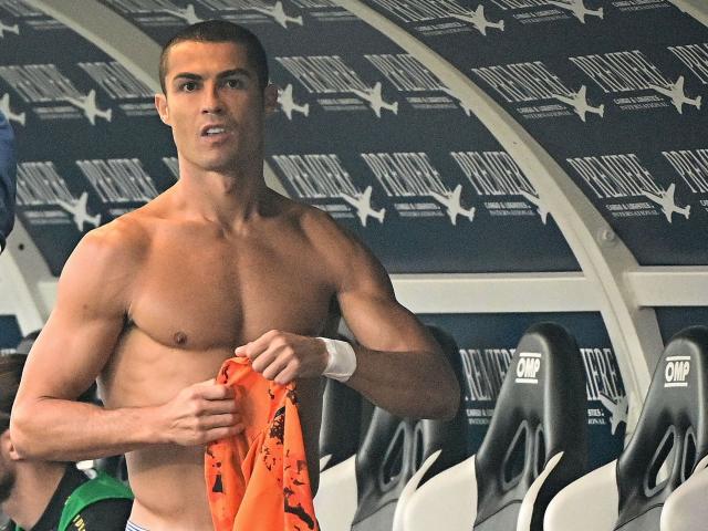 Bóng đá - Ronaldo tỏa sáng hậu Covid-19: Đáp trả chỉ trích, dằn mặt đội của Ibrahimovic