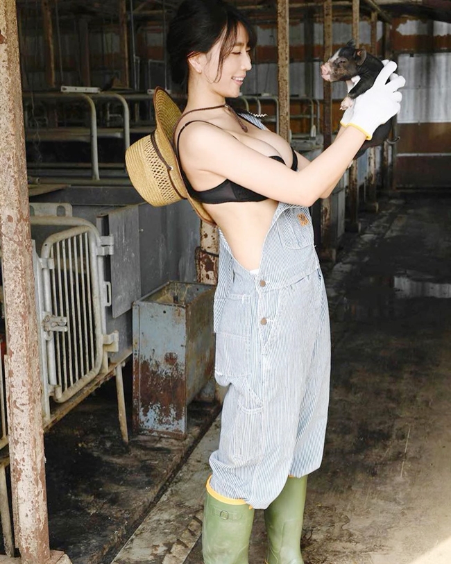 Một người mẫu khác cũng từng hóa thân thành cô nông dân nuôi lợn, trồng rau là Tomomi Morisaki.
