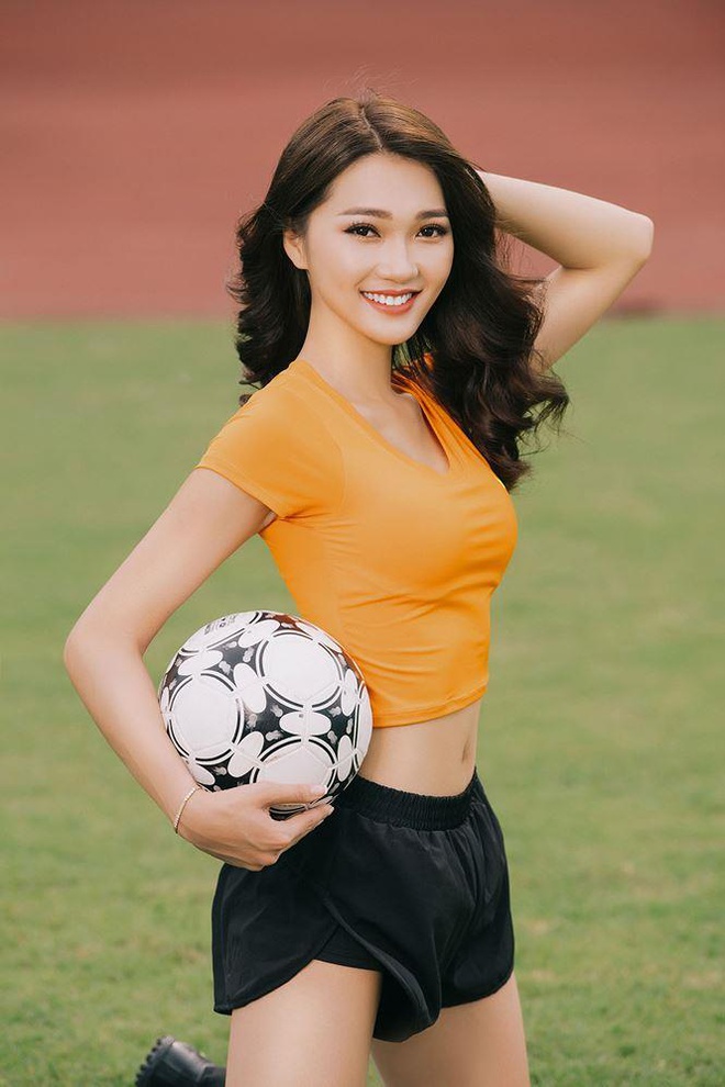 Ngọc Nữ từng tham gia nhiều đấu trường sắc đẹp nhưng không để lại nhiều dấu ấn, cho đến khi cô vướng phải tin đồn hẹn hò với cầu thủ bóng đá Phan Văn Đức.