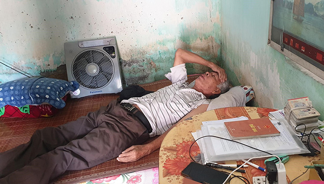 Ông Mích mệt mỏi, không nhấc nổi tay chân