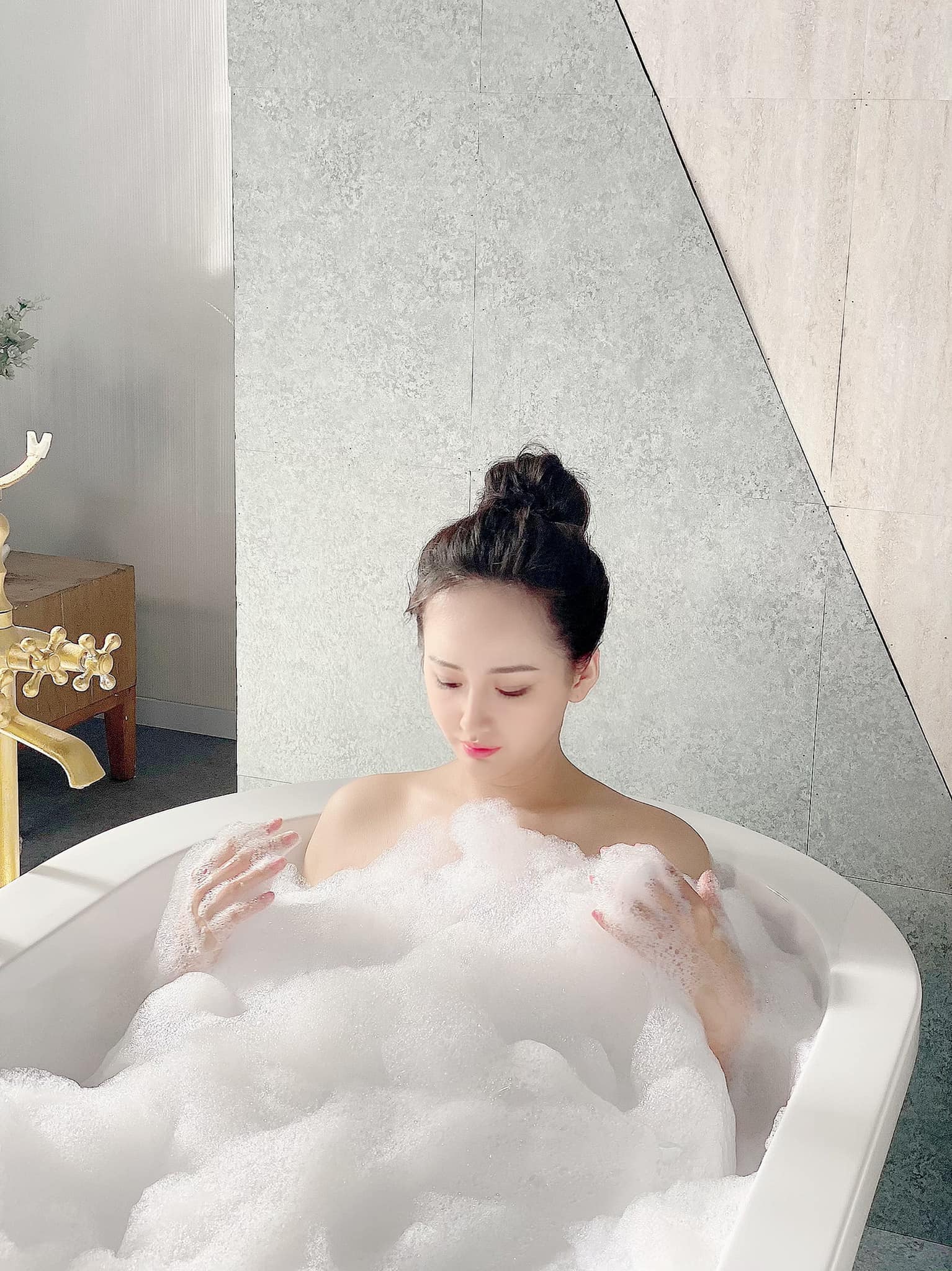 Hoa hậu Mai Phương Thuý gây chú ý với bức ảnh bán nude trong bồn tắm, dù không phô phang cơ thể nhưng vẫn vô cùng gợi cảm.