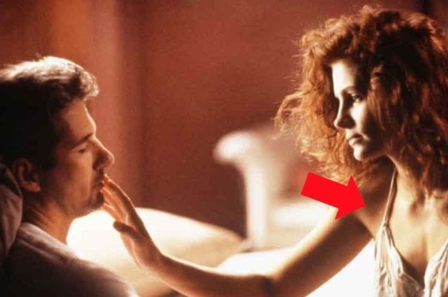 Theo kiwireport, ở phân cảnh lãng mạn nhất của Vivian (Julia Roberts) và Edward (Richard Gere), không rõ do đoàn phim quá bận rộn nên tổ phục trang không để ý đến một chi tiết quan trọng ở chiếc váy của nữ chính. Ở đầu cảnh, chiếc váy ngủ màu trắng của Vivian khá dài nhưng đến cảnh sau, độ dài chiếc váy đã ngắn hơn trước khiến nhiều người khó hiểu.
