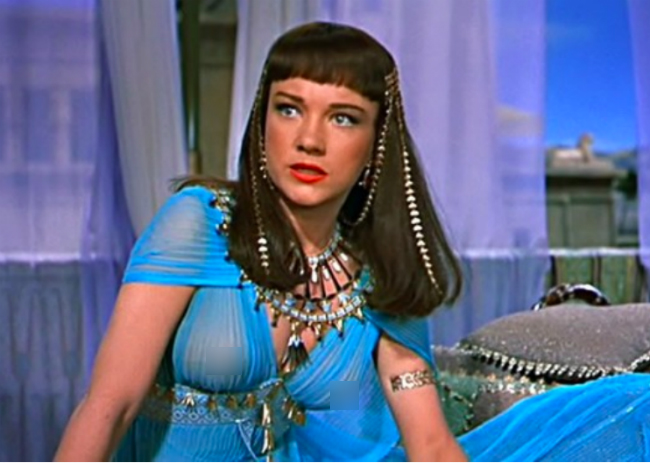 Theo kiwireport, chiếc váy màu xanh nước biển gợi cảm của nữ hoàng Nefertari(Anne Baxter đóng) trong phim The Ten Commandments quá tân tiến so với kĩ thuật nhuộm vải của Ai Cập cổ đại. Các mọt phim cho rằng ở Ai Cập cổ đại không có loại thuốc nhuộm tự nhiên nào có thể tạo ra màu xanh lam đặc biệt này, ngoại trừ chiếc váy... được may từ thời hiện đại.
