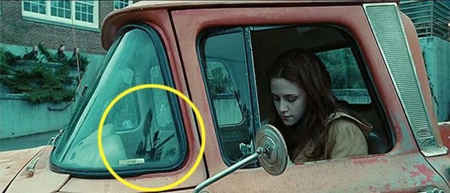 Twilight là series nổi tiếng trên toàn thế giới, giúp cặp đôi chính Robert Pattinson và Kristen Stewart trở thành minh tinh hạng A. Tuy nhiên, bộ phim cũng mắc phải nhiều sai lầm nhỏ nhất. Hình ảnh phản chiếu của camera quay phim xuất hiện trong cửa sổ ô tô. Đây là lỗi cơ bản mà nhiều bộ phim mắc phải.
