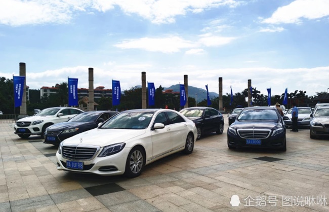 Hôm 31/10/2020, một dàn ô tô được bày tại một công viên ở Hải Nam, Trung Quốc. Tuy nhiên, đây không phải là triển lãm ô tô mà cơ quan chức năng đang trưng bày để tổ chức đấu giá công khai.
