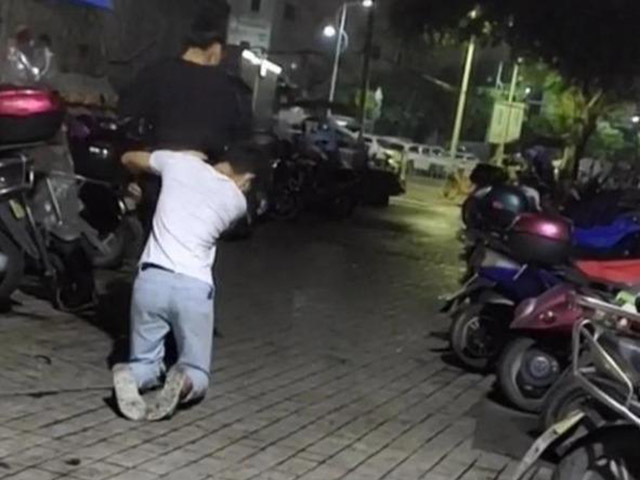 Bạn trẻ - Cuộc sống - Chàng trai quỳ gối van xin đừng chia tay và bài học "có không giữ mất đừng tìm"