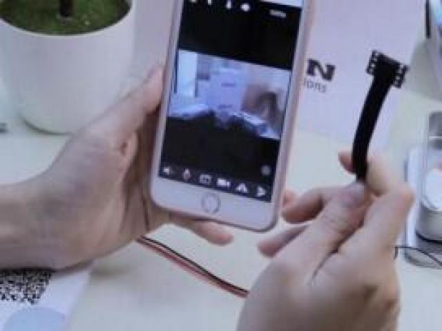 Bạn trẻ - Cuộc sống - Mua máy quay camera nhỏ đeo tay cho con, bố choáng váng với những gì xem được