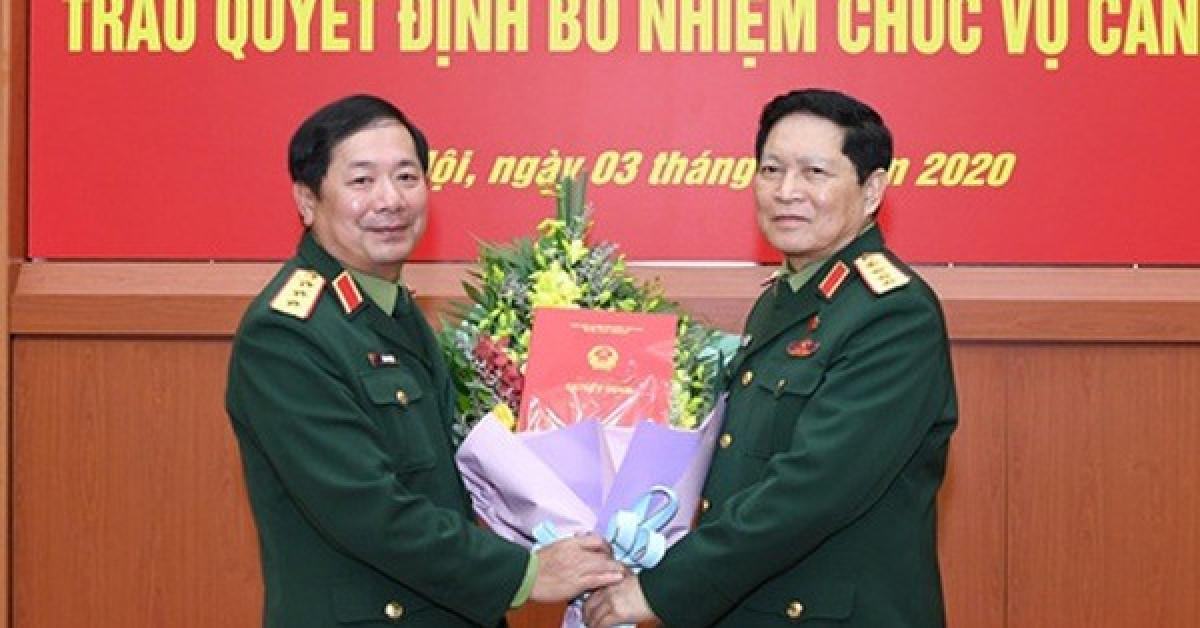 Đại tướng Ngô Xuân Lịch trao quyết định và tặng hoa chúc mừng Thượng tướng Lê Huy Vịnh