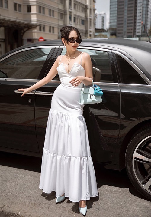 Diễn viên Quỳnh Thư thường xuyên lái xế hộp&nbsp;Rolls Royce đi dự sự kiện.