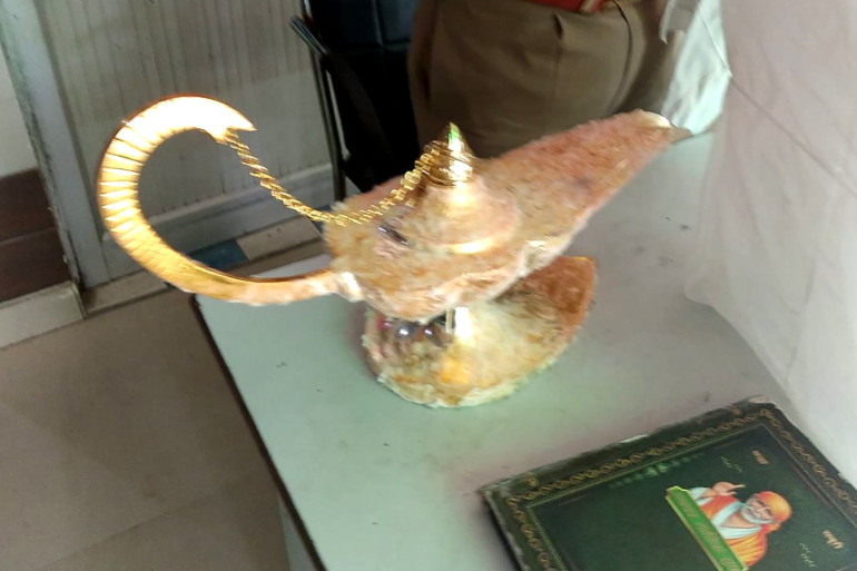 Cây đèn thần “dỏm” mà bác sĩ Khan chi gần 100.000 USD mua được (ảnh: Aljazeera)