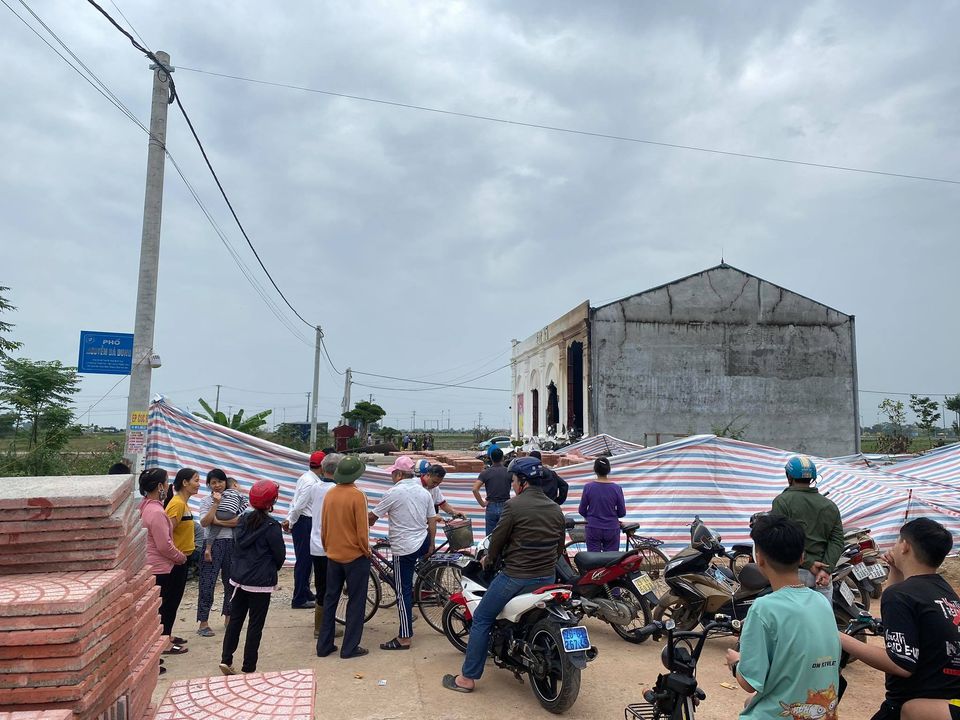 Vụ cháy xảy ra khiến người dân bàng hoàng, thương xót cho 3 cô gái trẻ. Rất đông người dân đến hiện trường theo dõi sự việc.