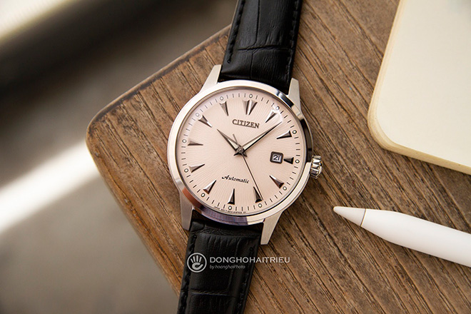 Mỗi phong cách là một lựa chọn thú vị, tuy nhiên ở phong cách Citizen C7 Dress được dựa báo là “thắng lớn” nhờ kiểu dây da dập vân cực kỳ sang trọng và dễ sử dụng