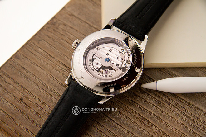 Bộ máy lộ hoàn toàn ở mặt sau để người dùng dễ dàng chiêm ngưỡng