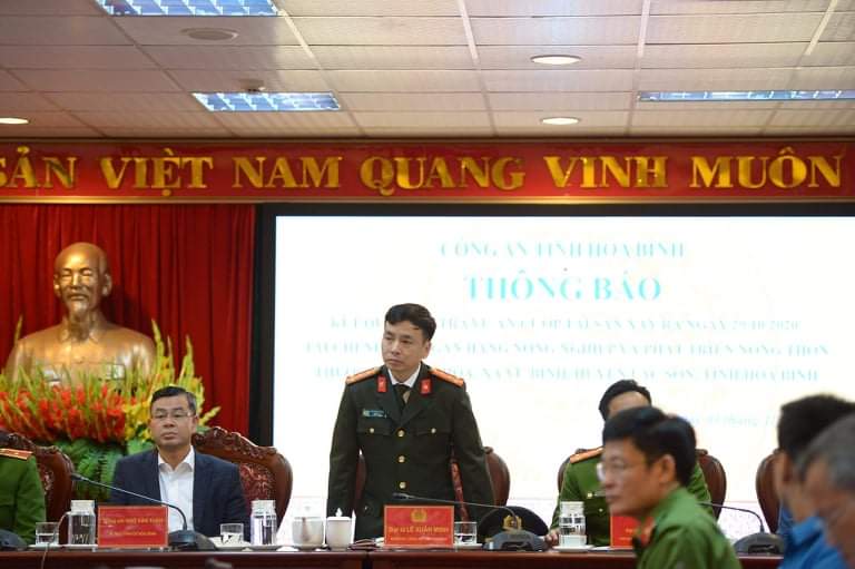Đại tá Lê Xuân Minh, Giám đốc Công an tỉnh Hoà Bình phát biểu tại Hội nghị.