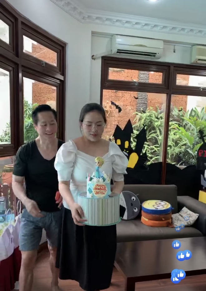 Chân dài miền Tây làm vợ 4 của đại gia bị mỉa mai “như bà với cháu” khi ở cạnh con gái - 1