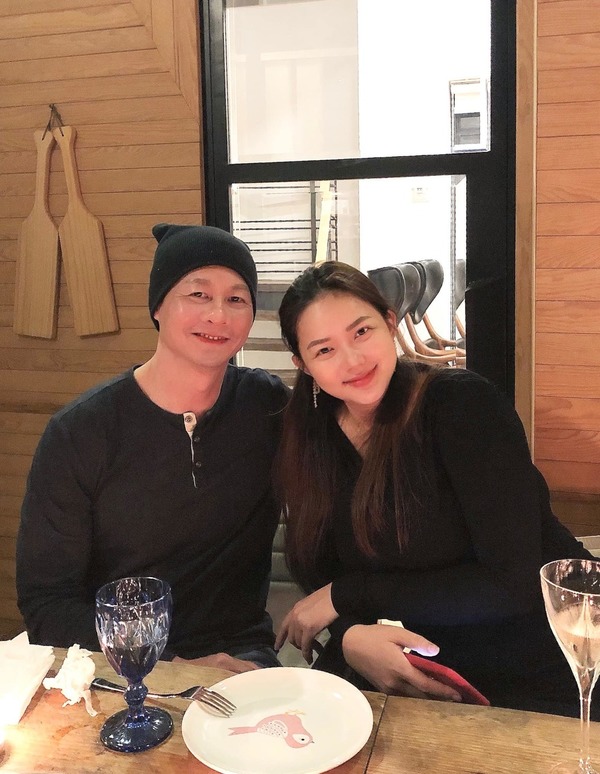 Chân dài miền Tây làm vợ 4 của đại gia bị mỉa mai “như bà với cháu” khi ở cạnh con gái - 4