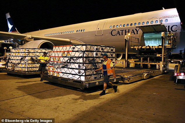 Lô hàng tôm hùm được chất lên máy bay ở Perth, Úc.