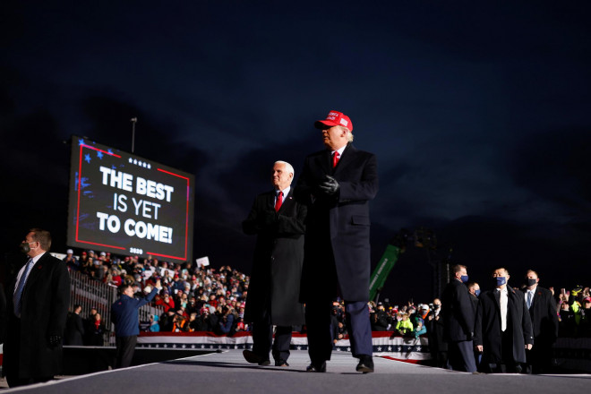 Tổng thống Donald Trump và Phó Tổng thống Mike Pence tuần hành tranh cử tại TP Traverse, bang Michigan hôm 2-11. Ảnh: Reuters