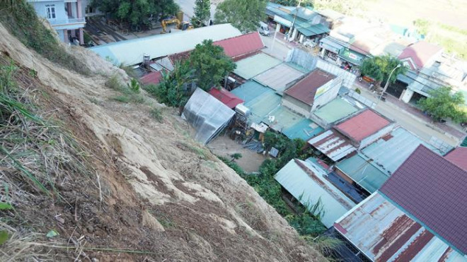 Nguy cơ sạt lở luôn rình rập khu dân cư 14B, xã Đăk Pék (huyện Đăk Glei, tỉnh Kon Tum)