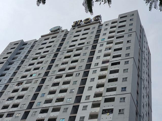 Tin TP Hồ Chí Minh - Thanh niên “luyện công” trên nóc chung cư ở độ cao 100m, nhiều người “đứng tim”