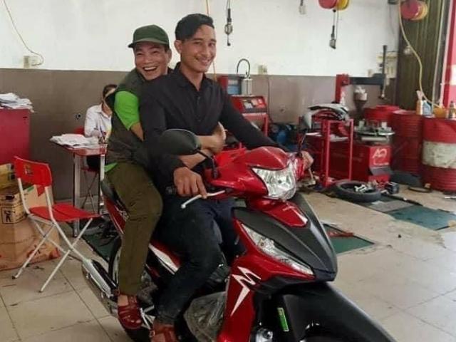 Tin tức trong ngày - Tin tức 24h qua: Người đàn ông đi bộ, bật khóc tìm vợ con ở Trà Leng được tặng xe máy