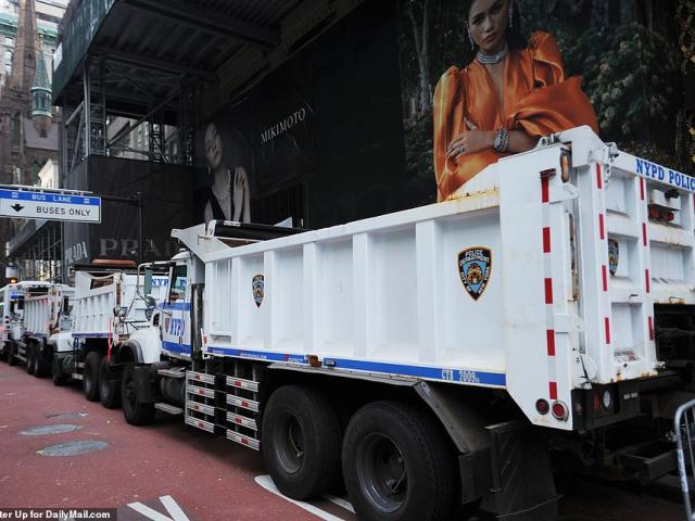 Thế giới - Bầu cử tổng thống Mỹ: Xe chở cát "bọc kín" tháp Trump