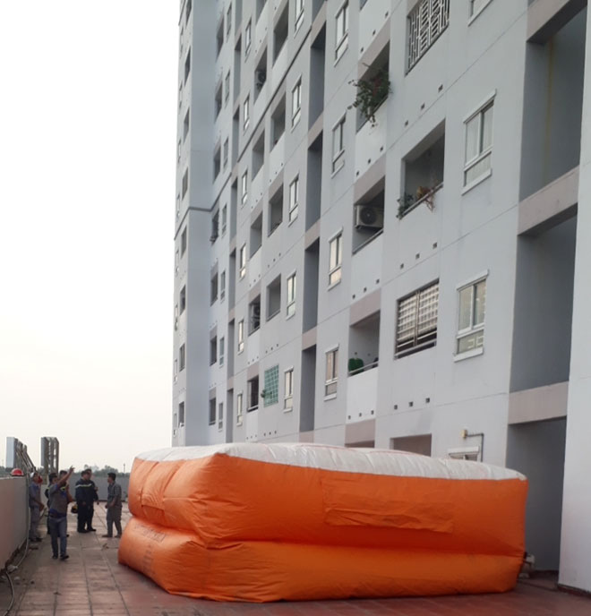 Cảnh sát sử dụng phao cứu nạn cứu hộ đặt ở dưới đề phòng thanh niên nhảy xuống