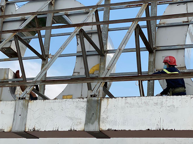 Lực lượng cứu hộ tiếp cận thanh niên