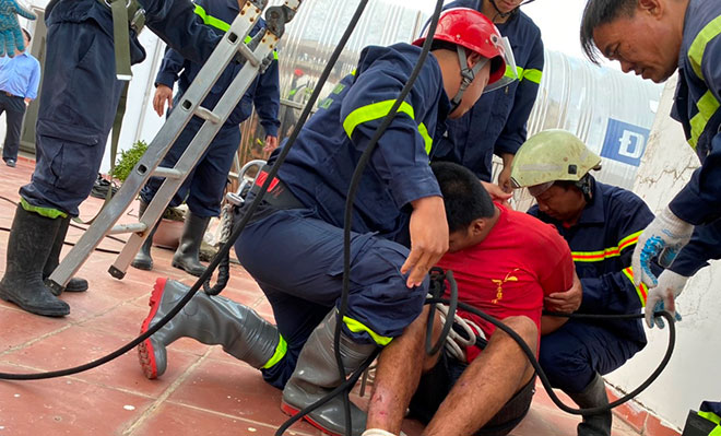 Sau hơn 30 phút, cảnh sát đã tiếp cận và khống chế thanh niên và đưa xuống đất an toàn