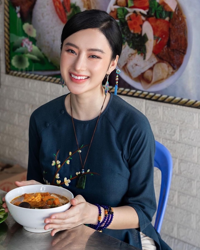 Angela Phương Trinh là sao nhí đình đám nổi tiếng với hàng loạt vai diễn ấn tượng. Tuy nhiên, từ đầu năm 2019, nữ diễn viên sinh năm 1995 đã hạn chế tham gia showbiz và tập trung vào tu thiền, ăn chay. Gần đây, cô cùng em gái mở quán chuyên đồ chay được nhiều khán giả ủng hộ.
