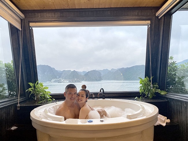 Vợ chồng Jennifer Phạm tình tứ trong bồn tắm khi đi du lịch trên du thuyền Hạ Long.
