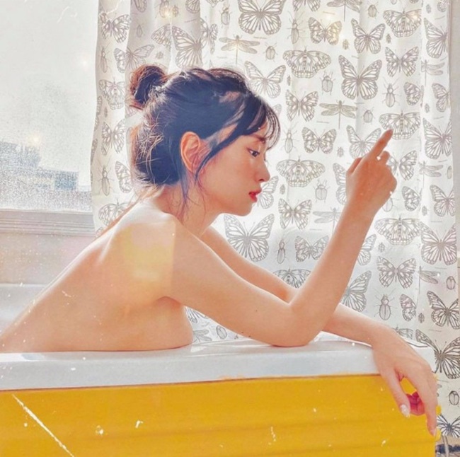 Trước đó, hot girl Tik Tok Lê Bống từng khiến mạng xã hội "dậy sóng" vì bức ảnh tắm bồn quá nóng bỏng. Hot gymer sở hữu body chuẩn như Hoa hậu với số đo 3 vòng là 96 - 60 - 96cm.
