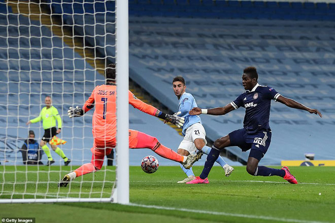 Ferran Torres mở tỷ số cho Man City