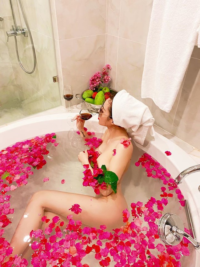 Quế Vân từng gây sốt khi bất ngờ tung loạt ảnh nude khoe thân táo bạo trong bồn tắm. Cô sử dụng những cánh hoa để khéo léo khoe body cùng đường cong đẹp mướt mắt.
