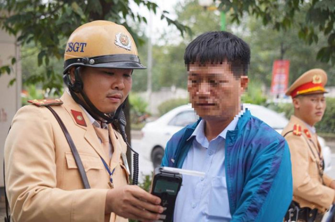 CSGT kiểm tra nồng độ cồn đối với các tài xế